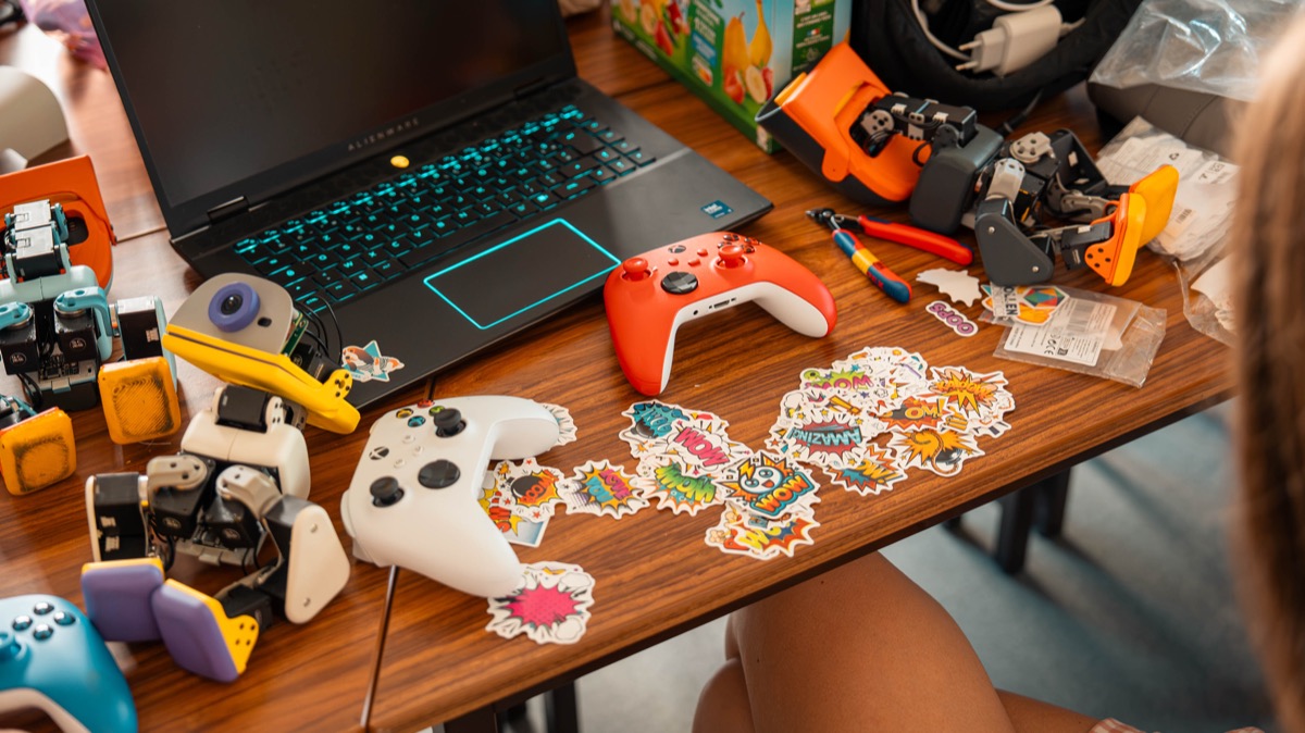 Microducks, mandos y herramientas en la mesa de trabajo del equipo. Foto de lanzamiento: Pollen Robotics / Hugging Face. Los accesorios de la imagen no representan el contenido del paquete básico.